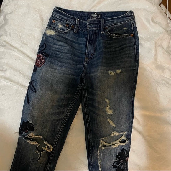 A&F Girlfriend Jeans - Embroidered 00 Short - Picture 3 of 11